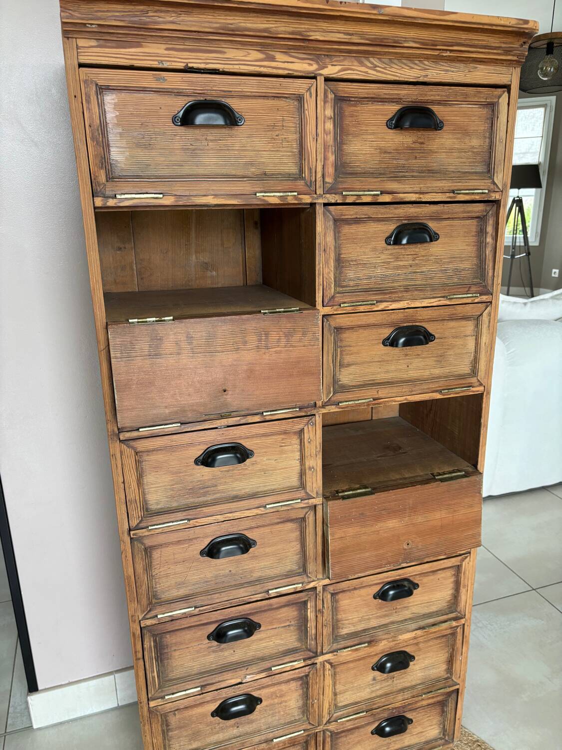 Notary cabinet with flaps