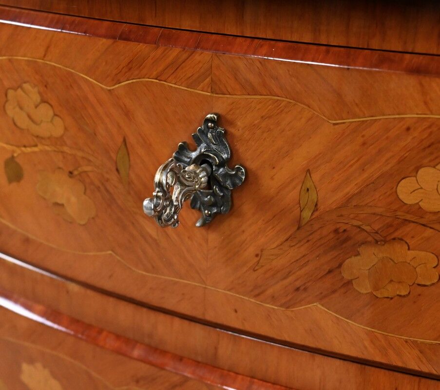 Commode en marqueterie de bois de rose, style Louis XV – 2ème partie XXe