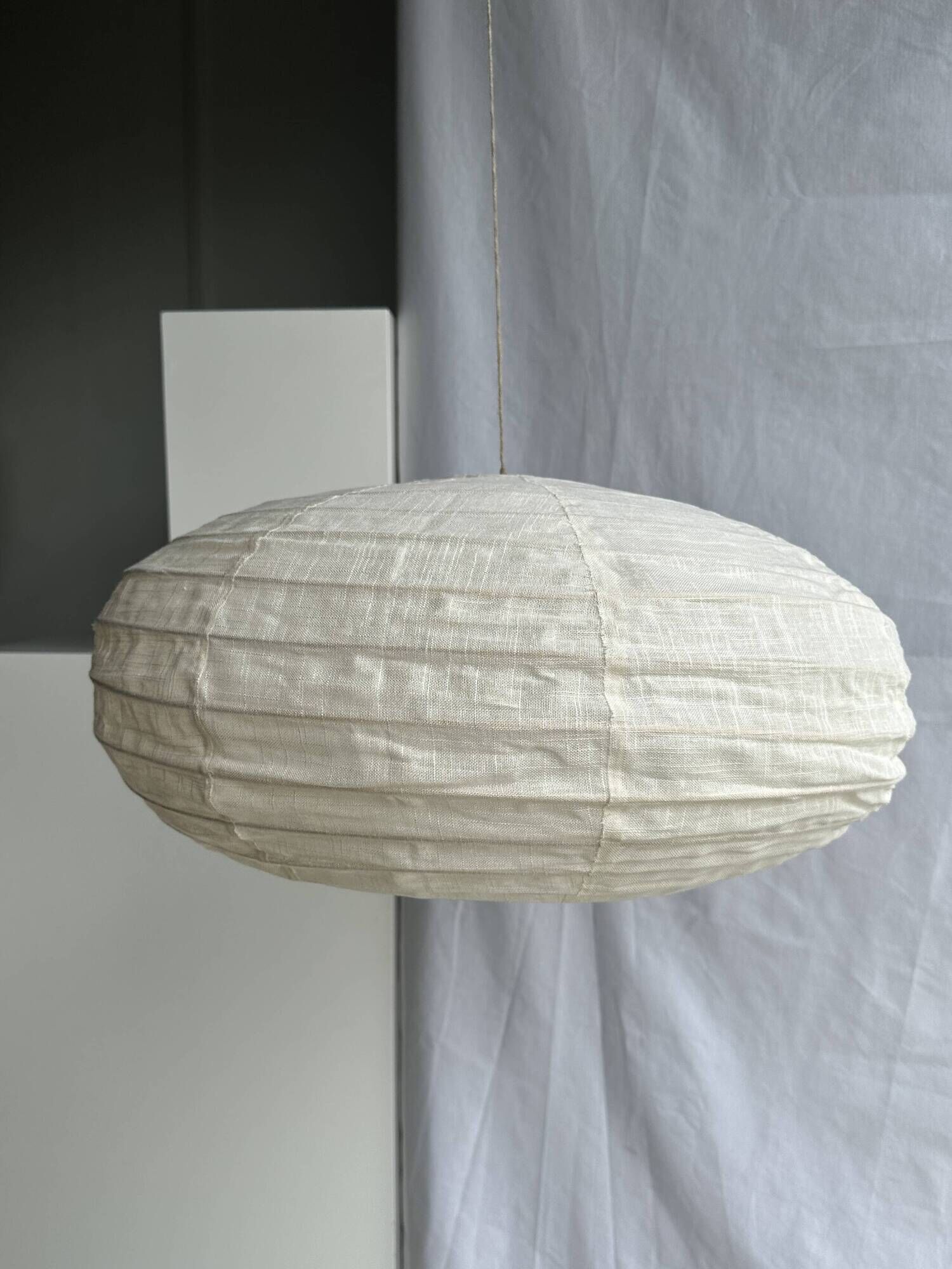 Large oval flat Japanese-style suspension in rattan and natural linen H35 D60.