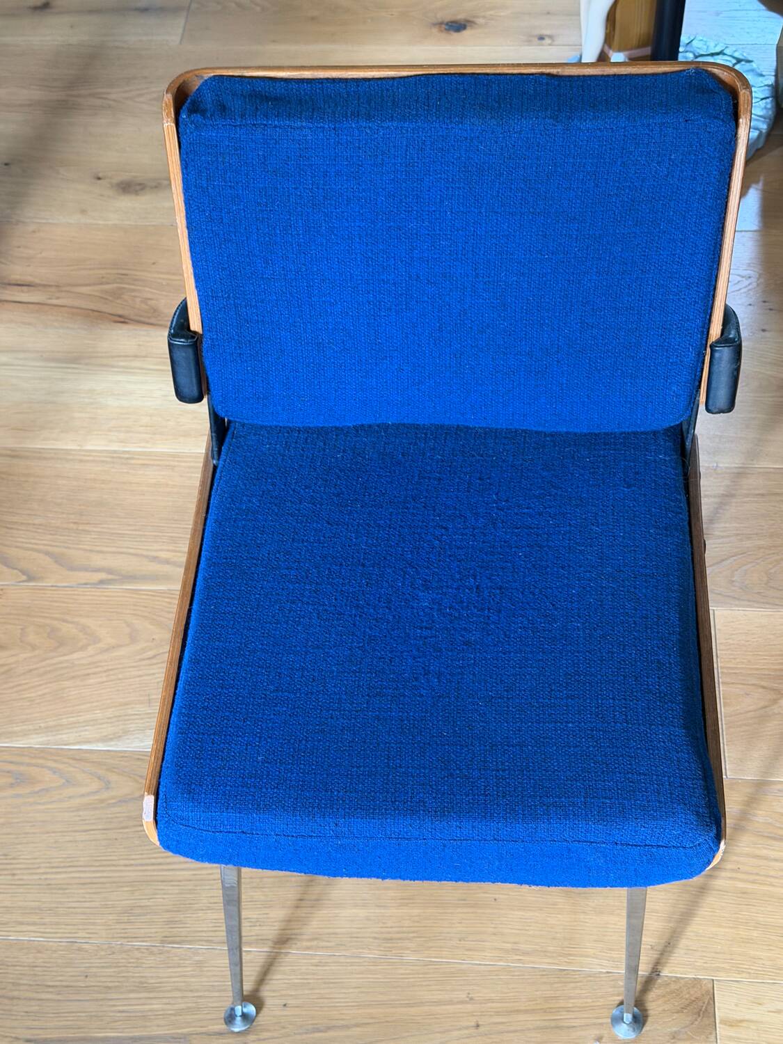 Pair of Marcom chairs in electric blue fabric, teak and chrome metal, 1970.