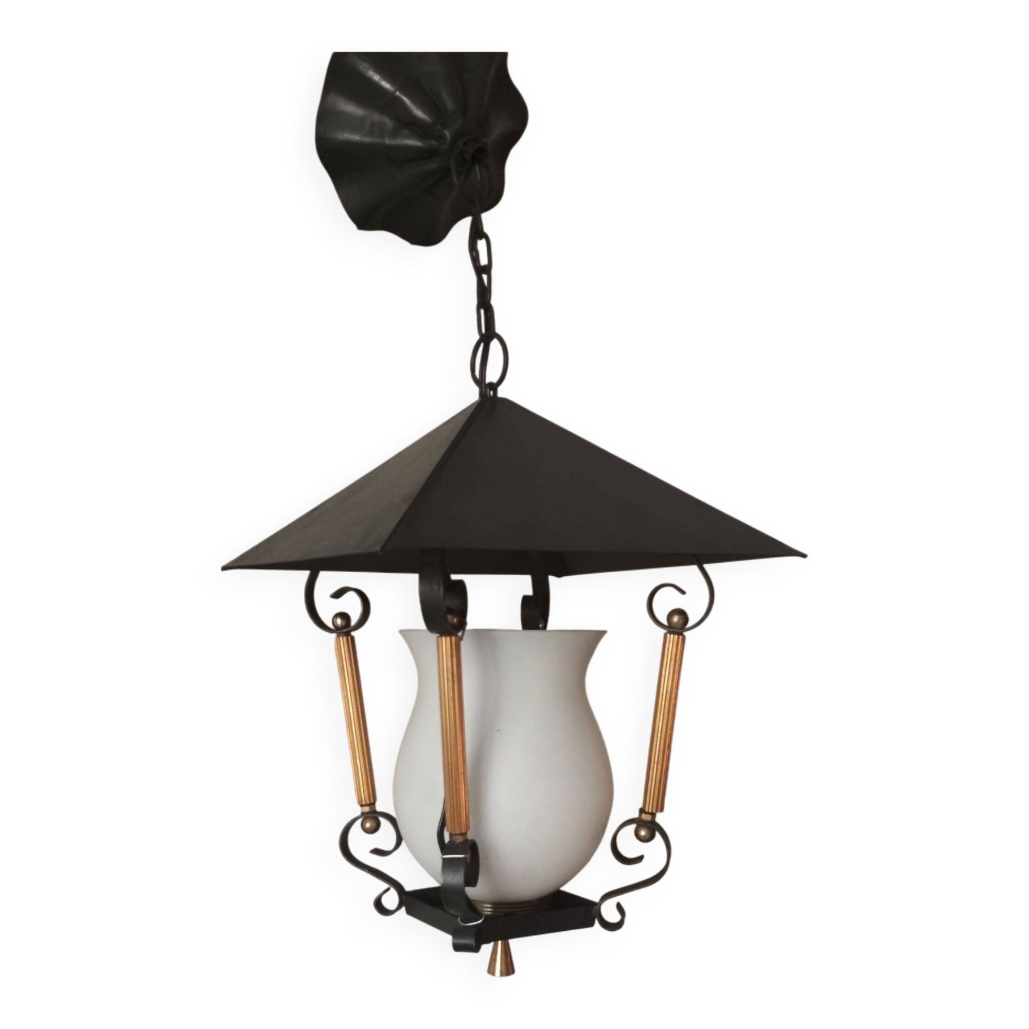 suspension lanterne noire et doré avec opaline blanche