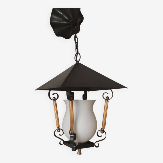 suspension lanterne noire et doré avec opaline blanche