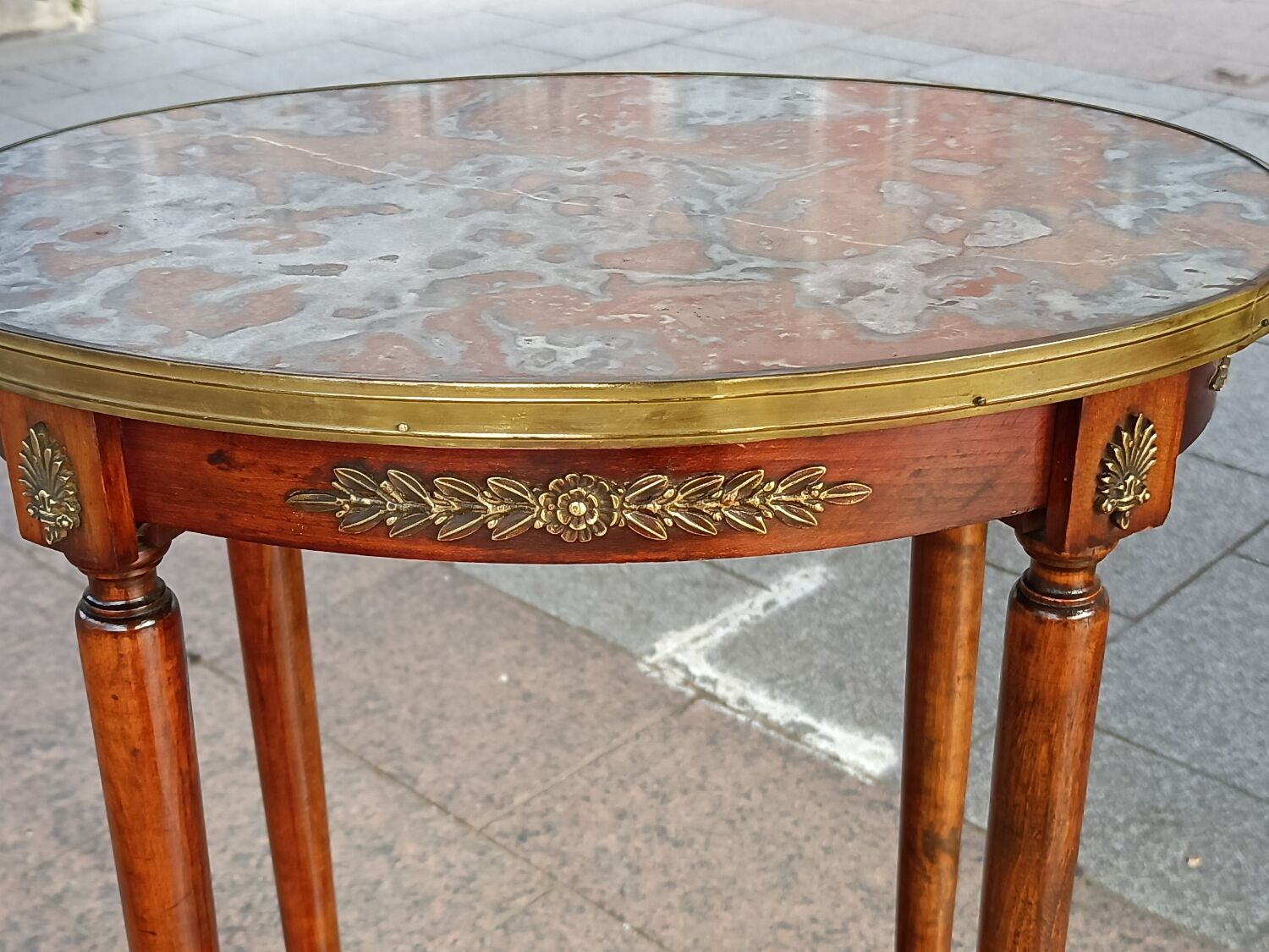Pedestal table