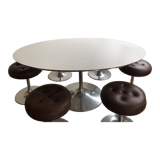 Table oval et ses six poufs