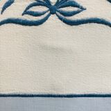 Drap brodé main fleurs et bande bleues  260X197
