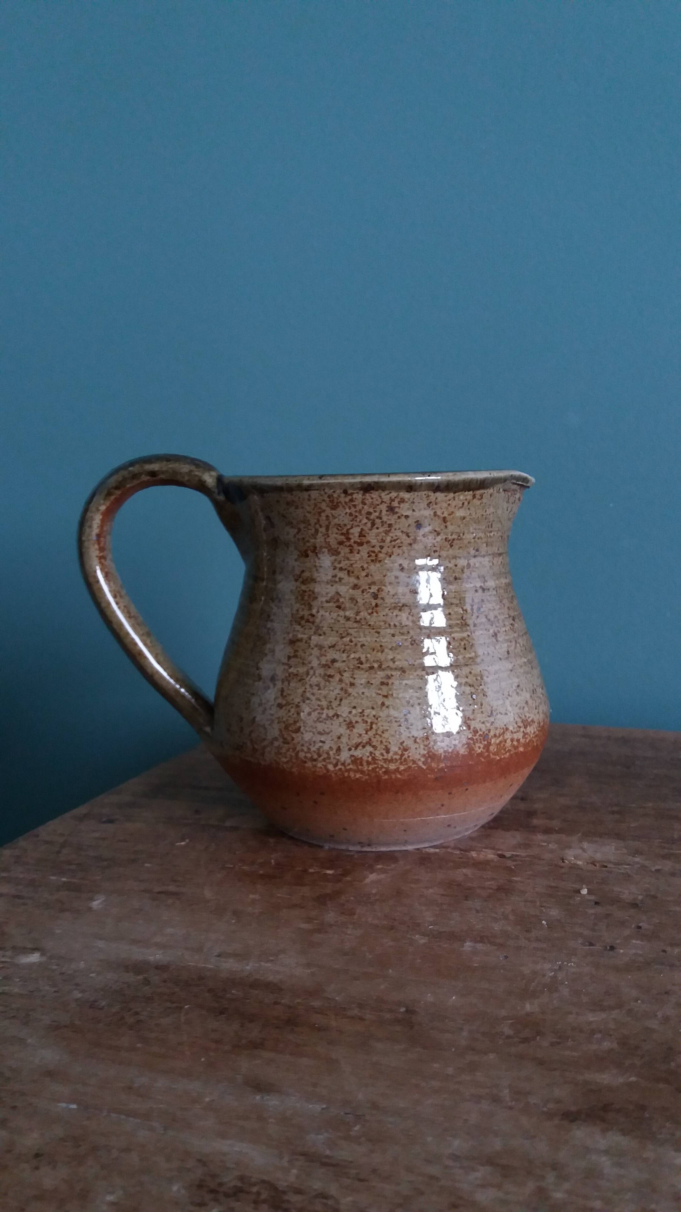 Jug with a milk jug signed, Beceleuf