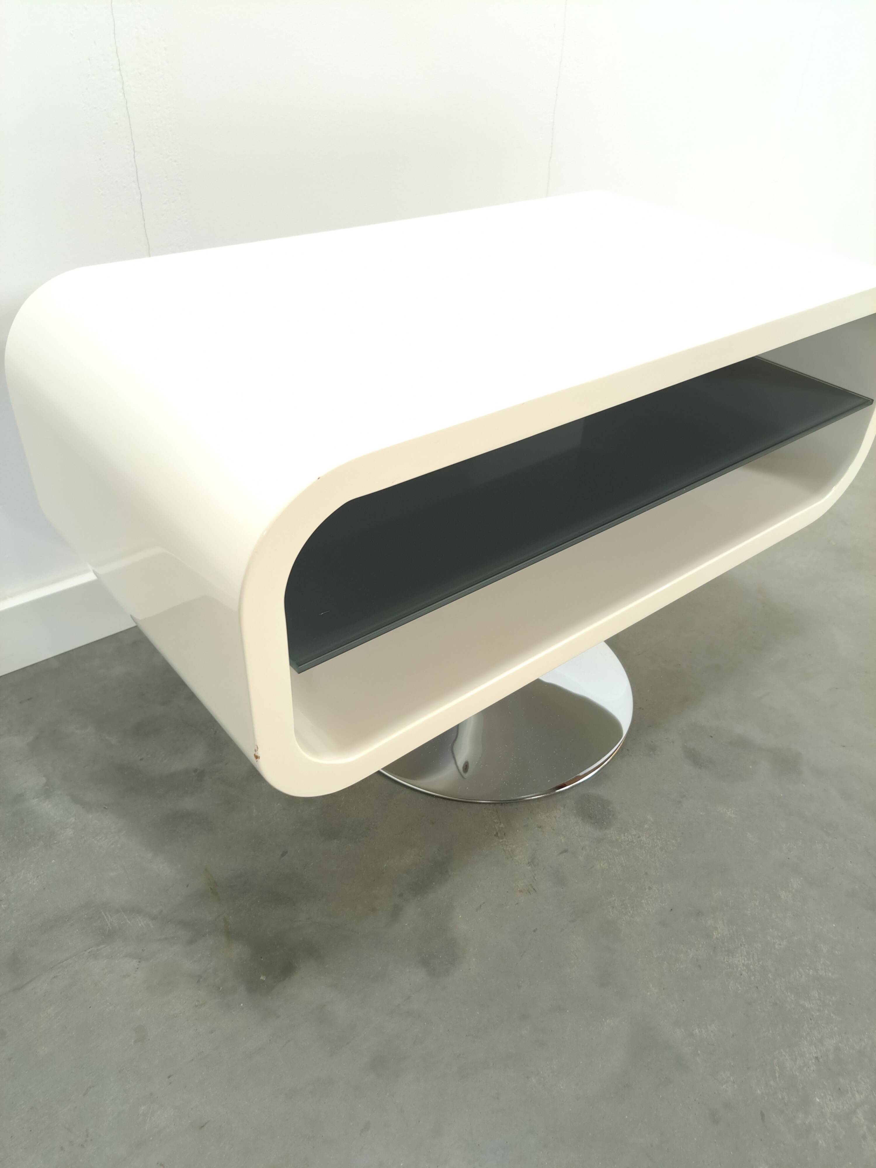 Witte tafel met afgeronde hoeken en glassen blade, tv meubel