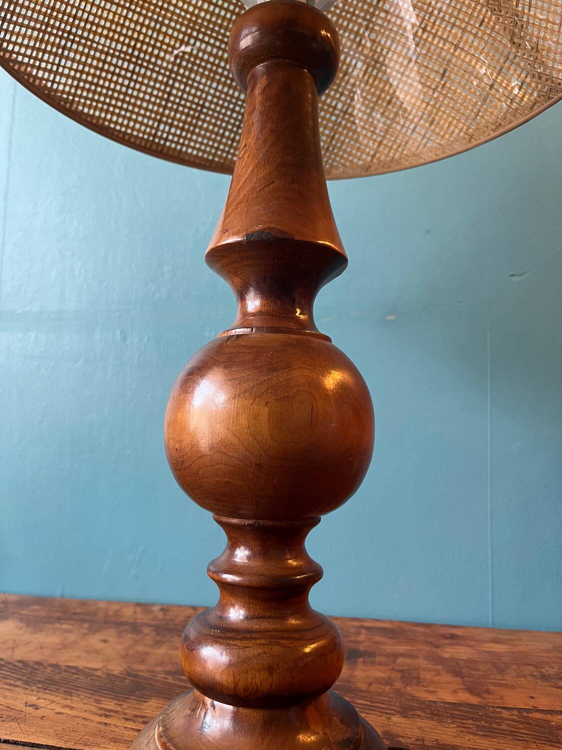 Wooden foot table lamp