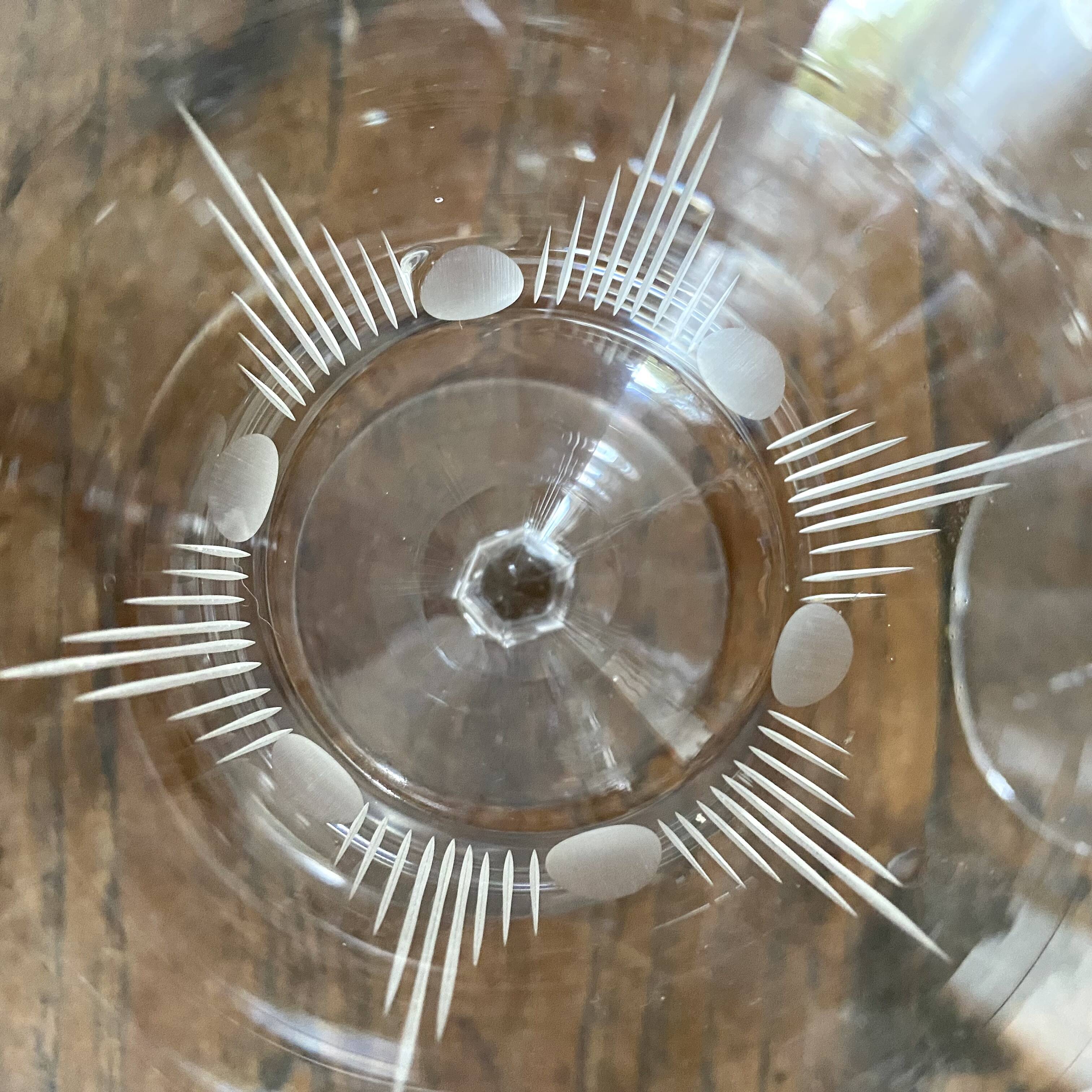 Coupes à champagne anciennes en verre gravé