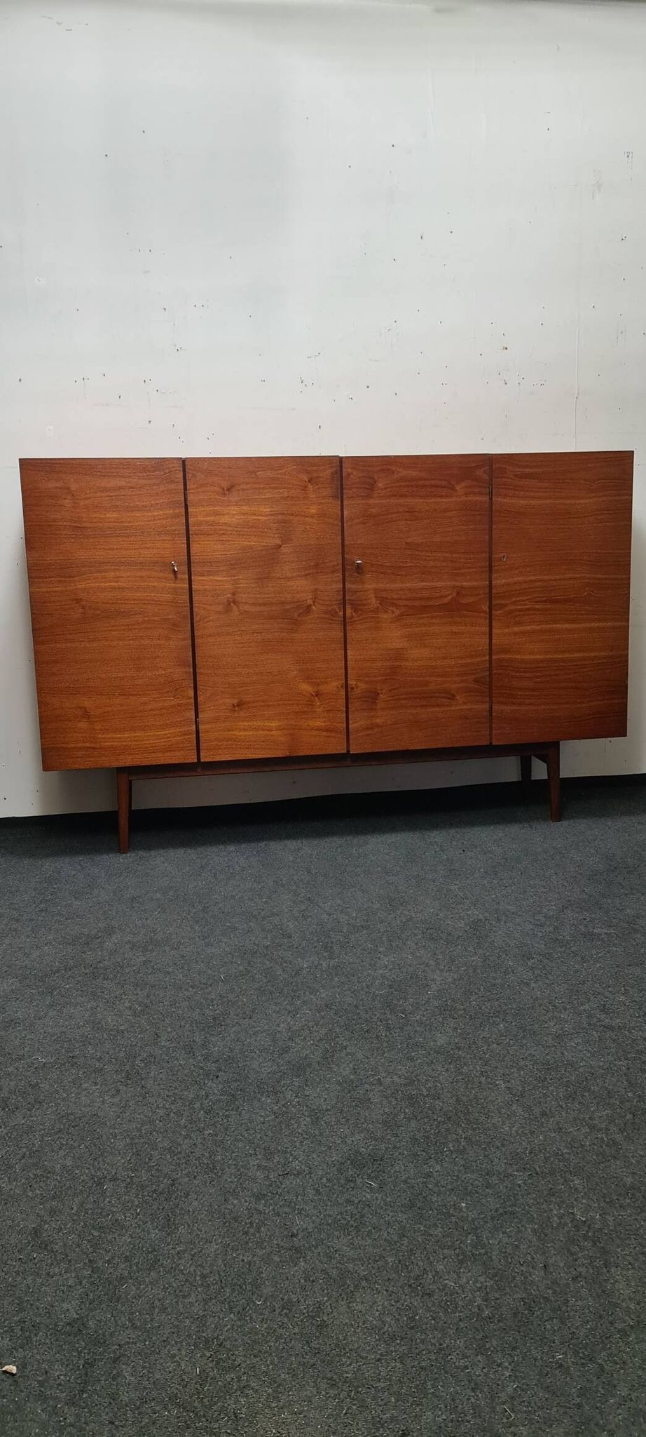 Buffet haut vintage en teck avec compartiment bar