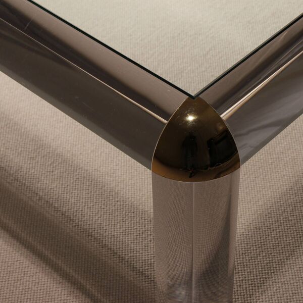 Table basse rectangulaire en Lucite et laiton, Europe années 1970