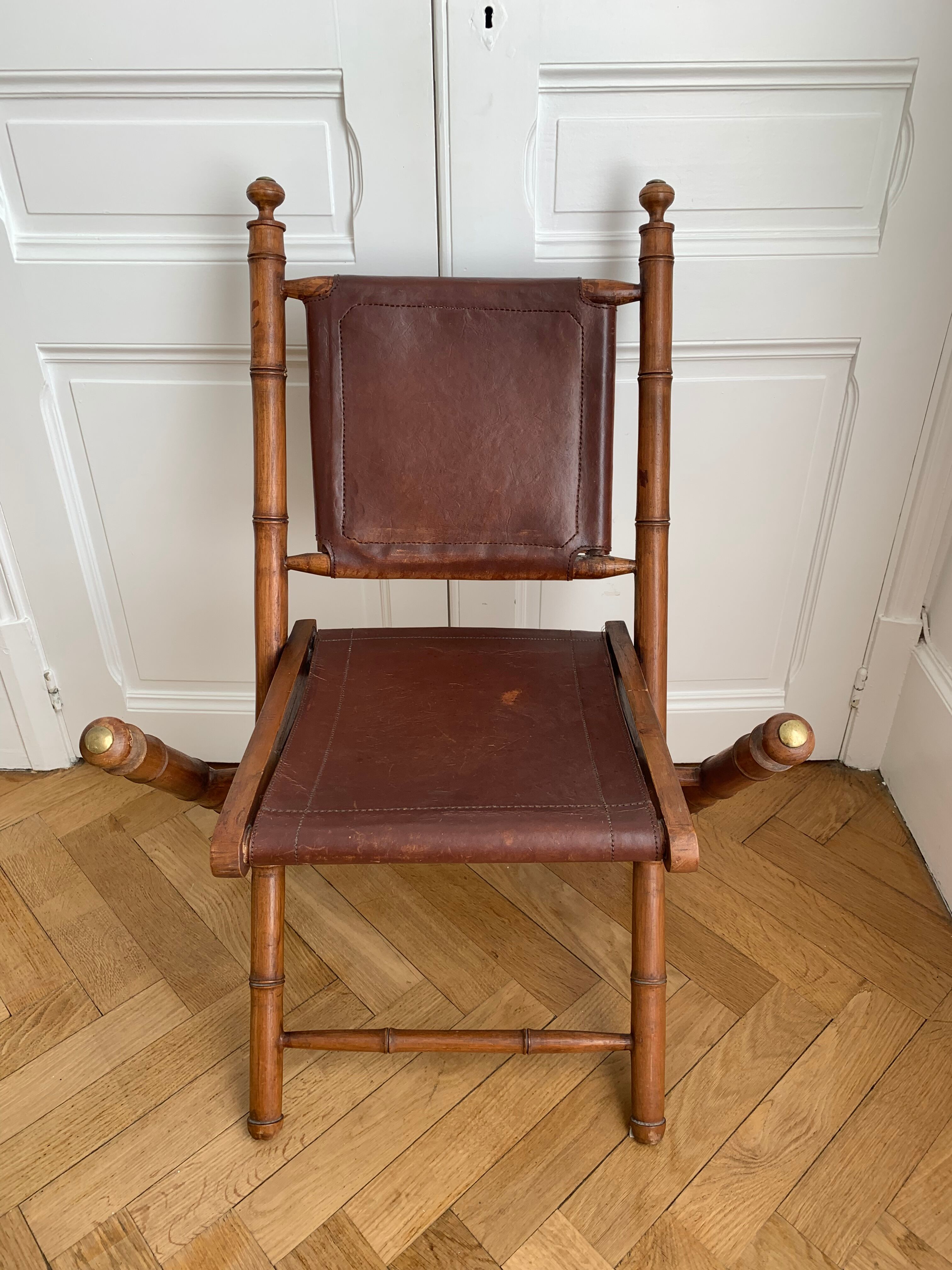 Lot de trois chaises d’officier pliantes bois et cuir