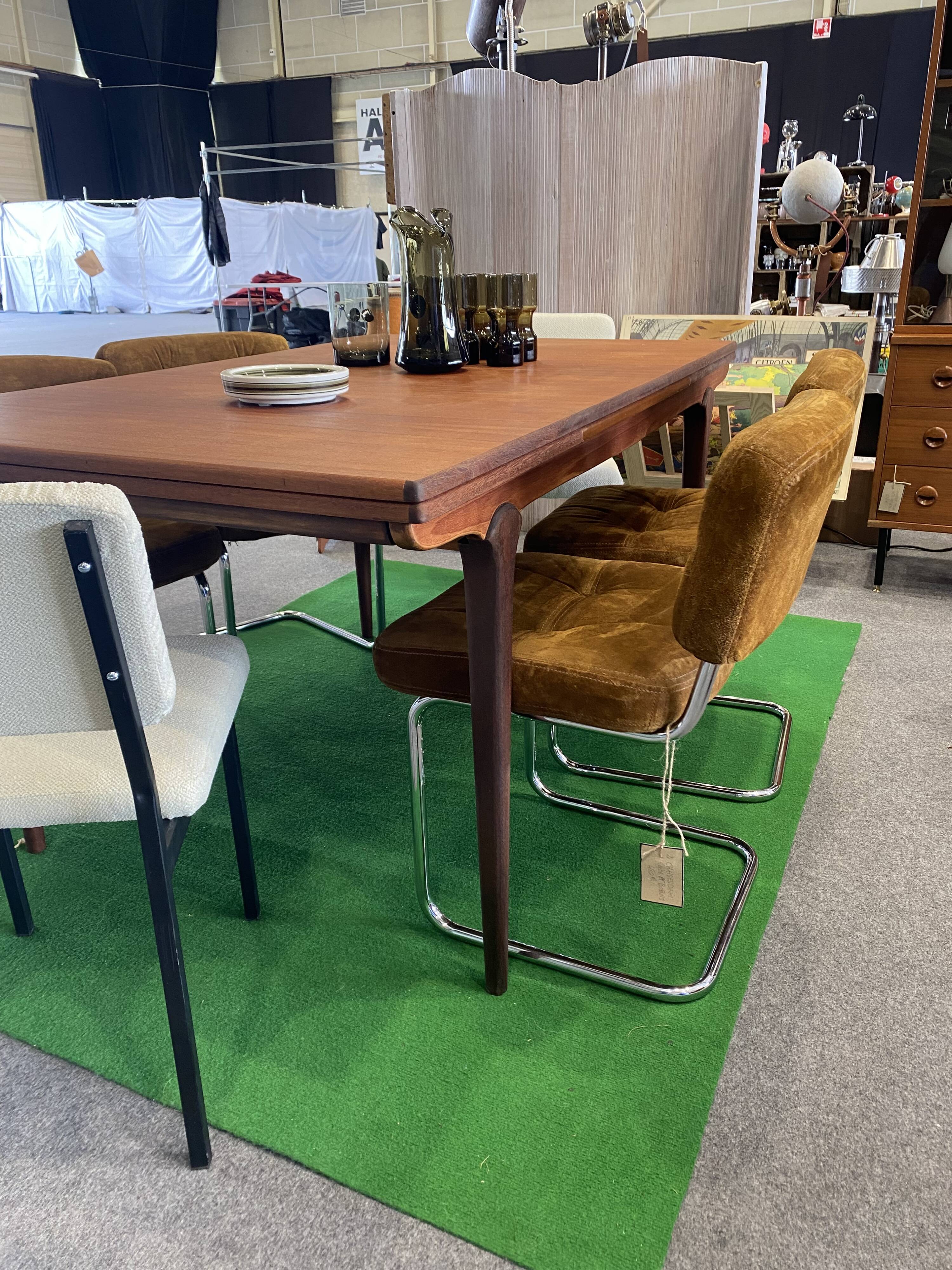 Chaises daim cognac Roche Bobois