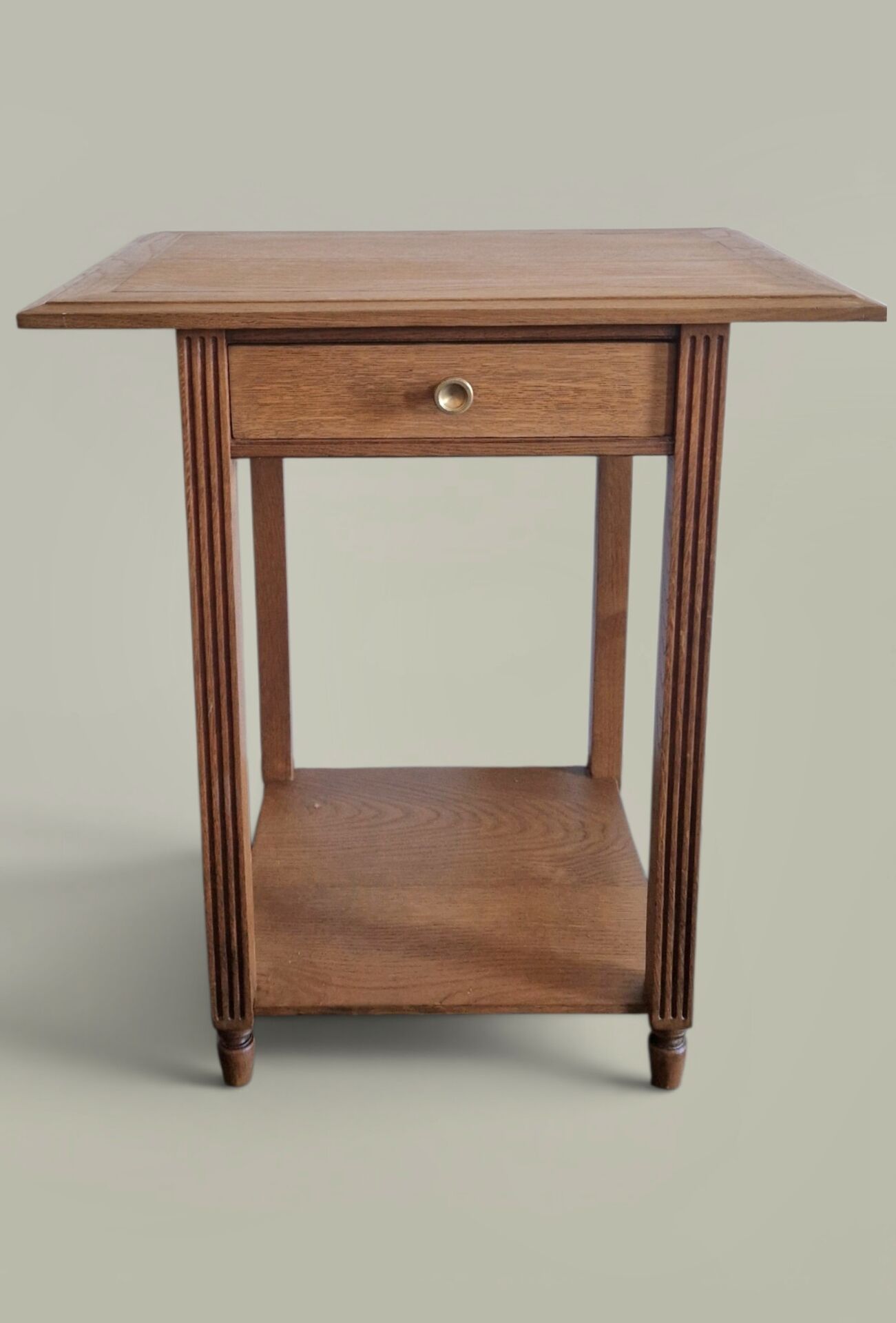 Table d’appoint chêne – Lignes architecturales, esprit moderniste 1940