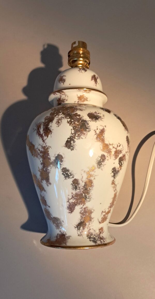 Lampe en porcelaine fine dorée à l'or fin Laure Selignac, Paris.
