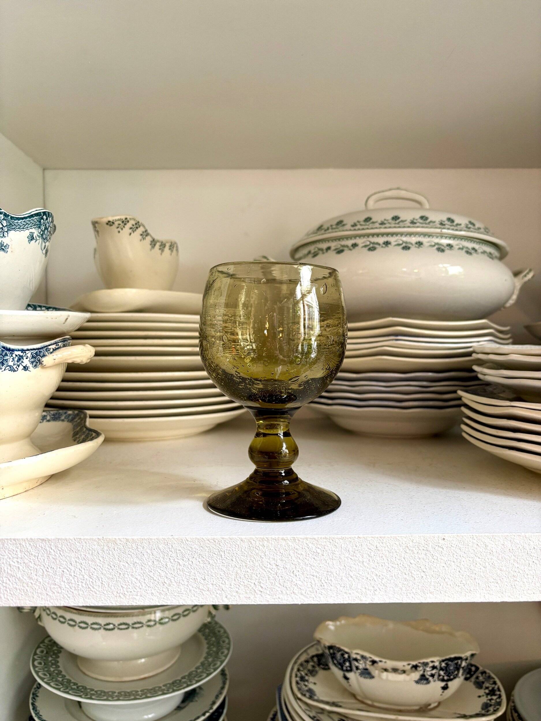 Verre à pied en verre soufflé vert