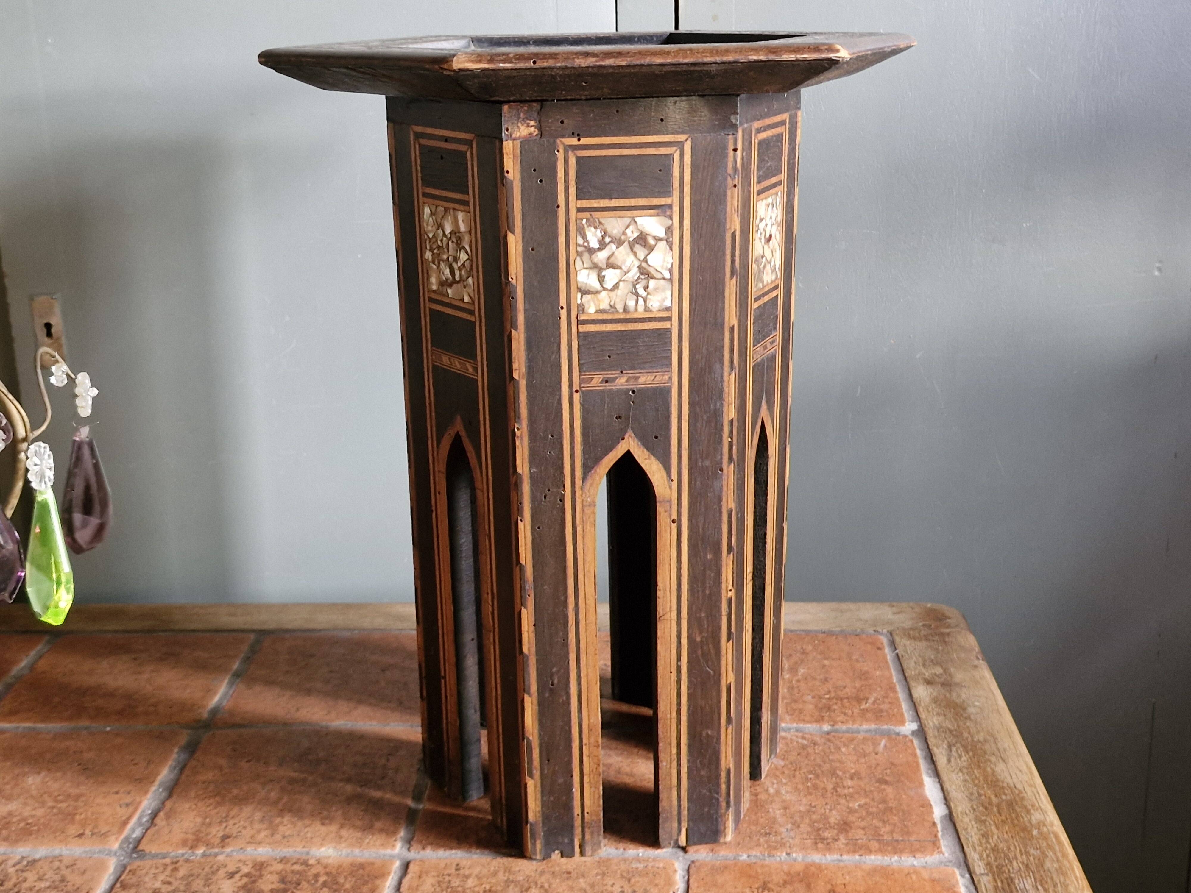 Antique octagonal table with mother-of-pearl inlays - Syria or Egypt