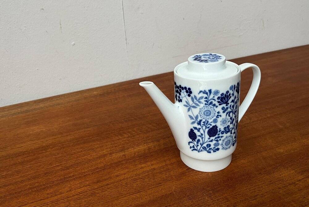 Teapot or coffee pot in German ceramic from the mid-century, Hamburg Form 20 series decor Blumenspiel by Lieselotte Kantner for Melitta, 1960s.