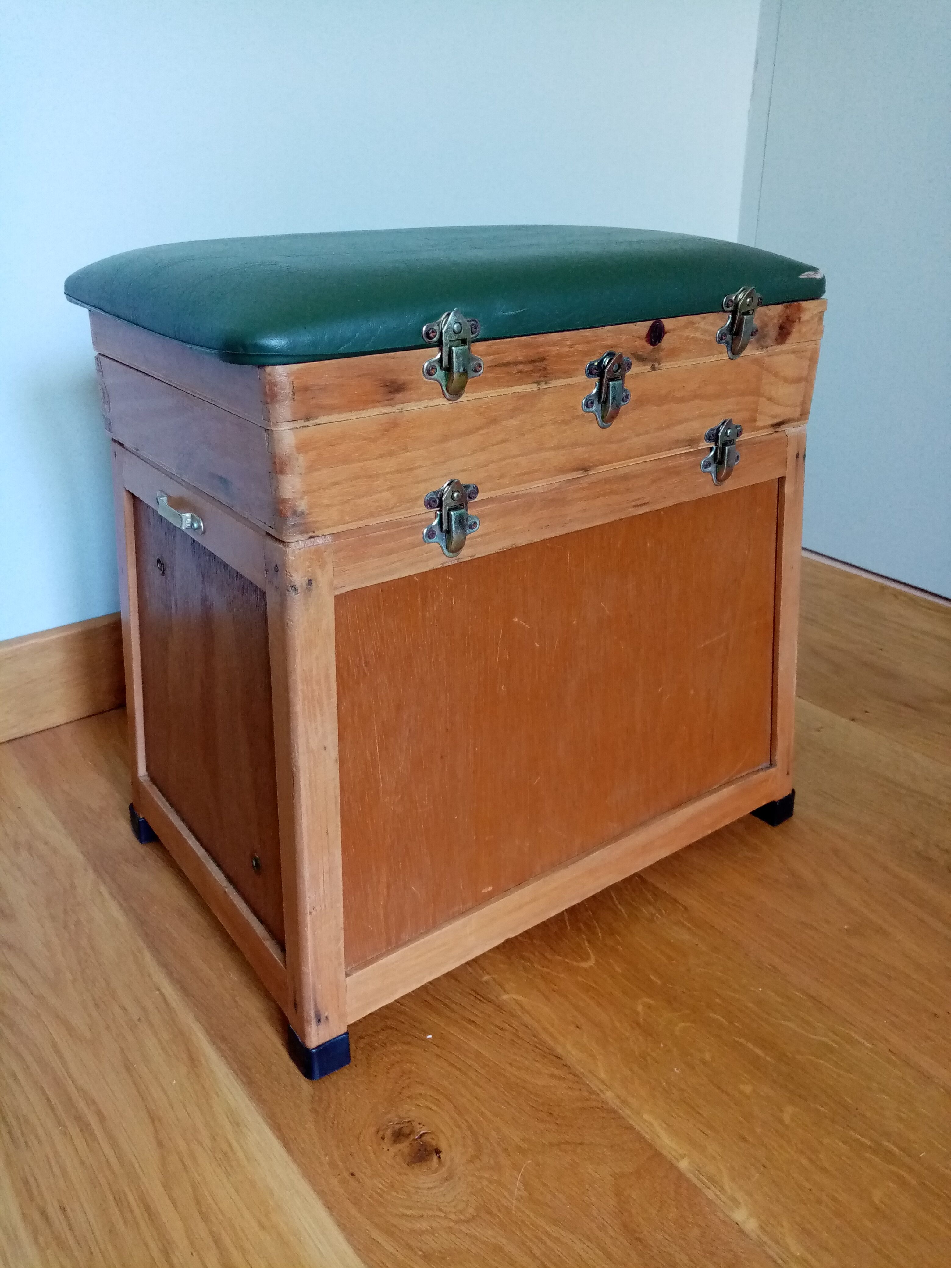 Fishing stool chest in wood and green skaï