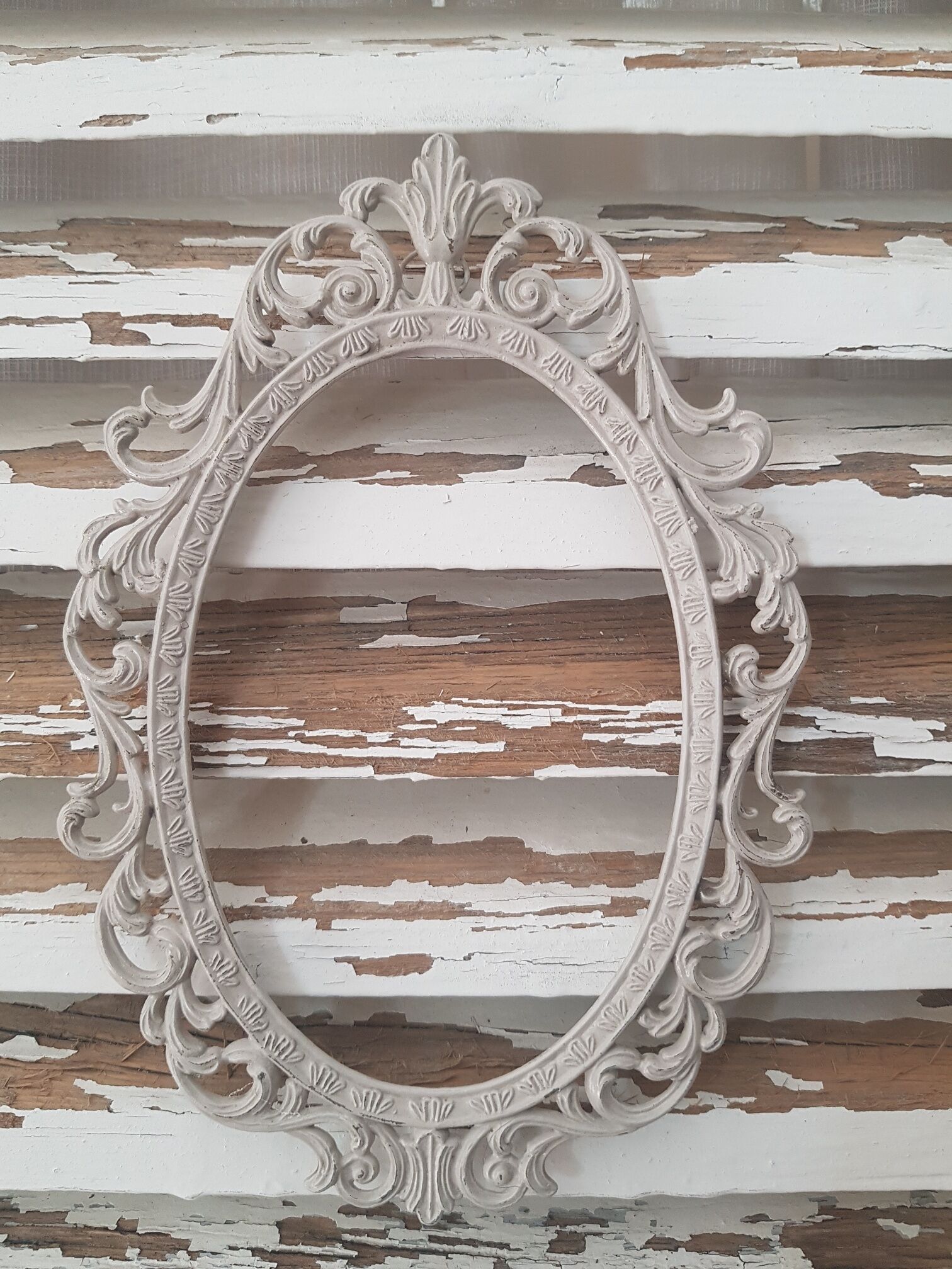 Oval frame molding patinated plant decoration