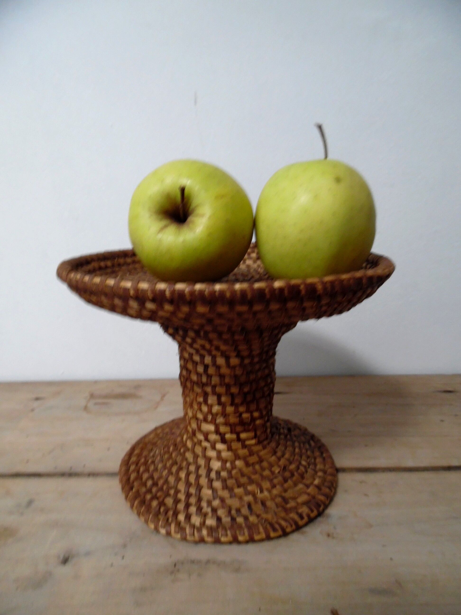 Wicker fruit cup
