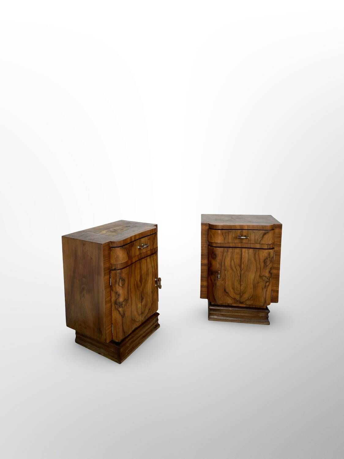 Tables de chevet Art déco italiennes en ronce de noyer, années 1930.