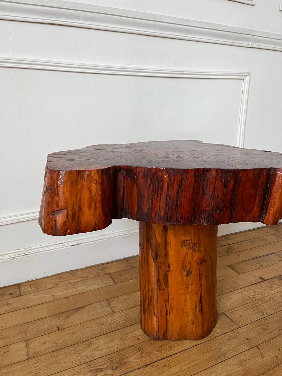 Table basse brutaliste en bois massif