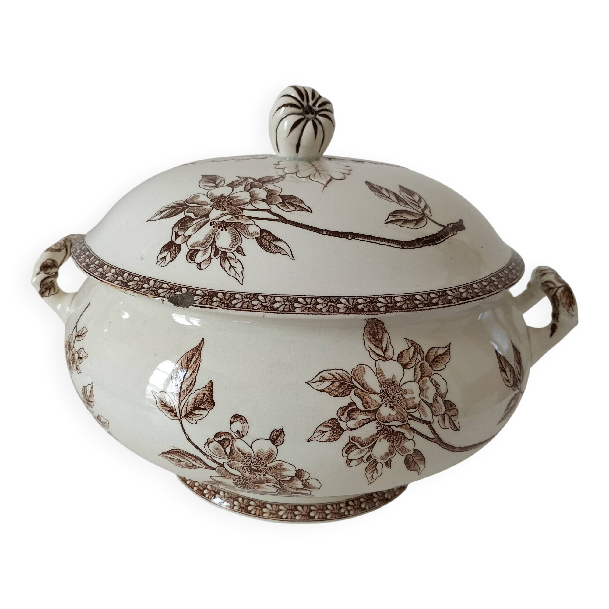 Soupière ancienne en terre de fer – décor "Marguerite", Grand Dépôt Paris