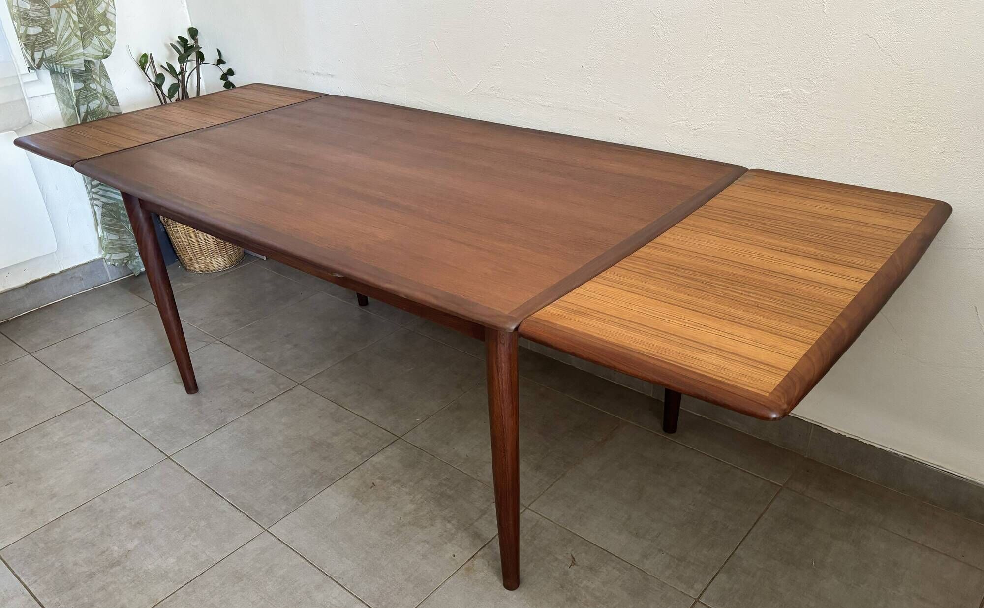 Extendable teak table in Scandinavian/Danish style, Ligne Roset, 1960s.