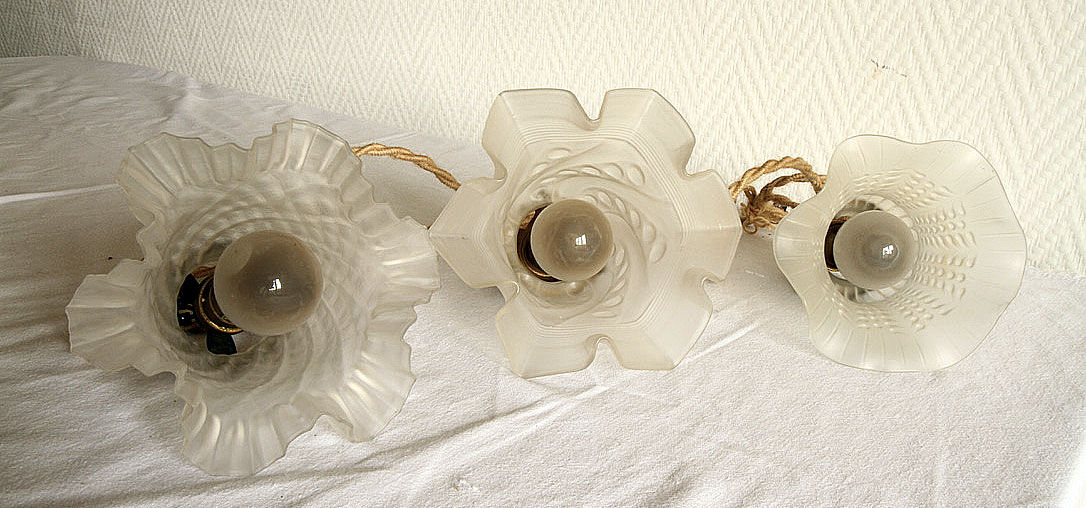 Set of 3 hangings lamp tulips in art nouveau glass paste