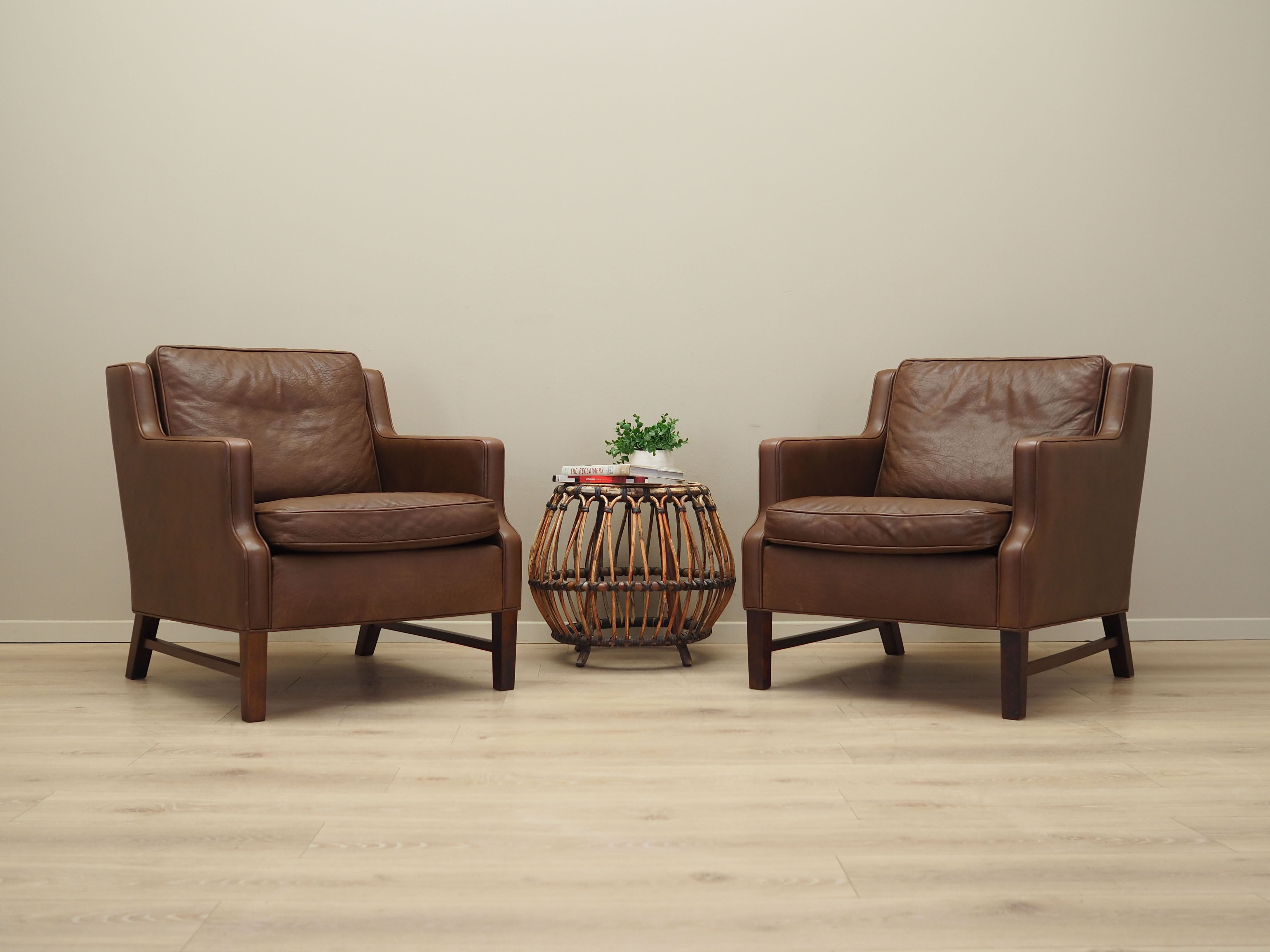 Fauteuil en cuir marron, design danois, années 1960, production: Danemark