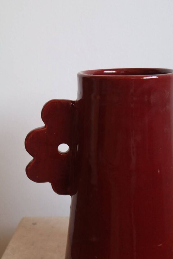 Vase abstrait en céramique fait-main aux anses asymétriques fleur bordeaux