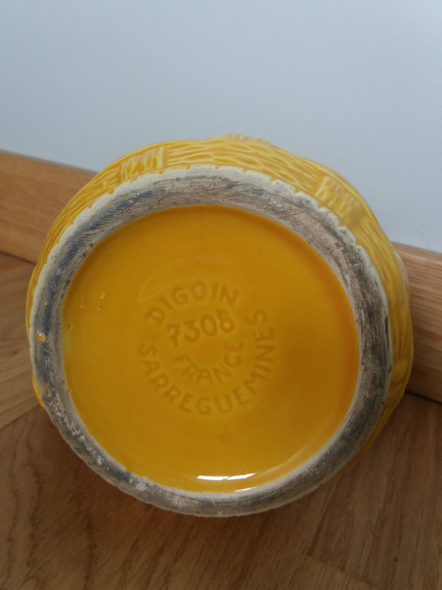 Pichet Digoin Sarreguemines barbotine décor osier