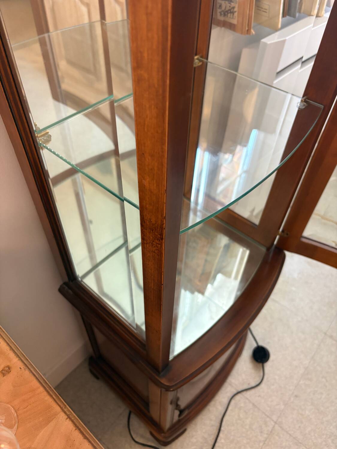 Vitrine en merisier verni