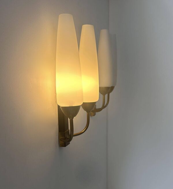 Paire d'applique double vintage, laiton et opaline, France 1950