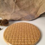 Yellow trivet with ceramic grid patterns