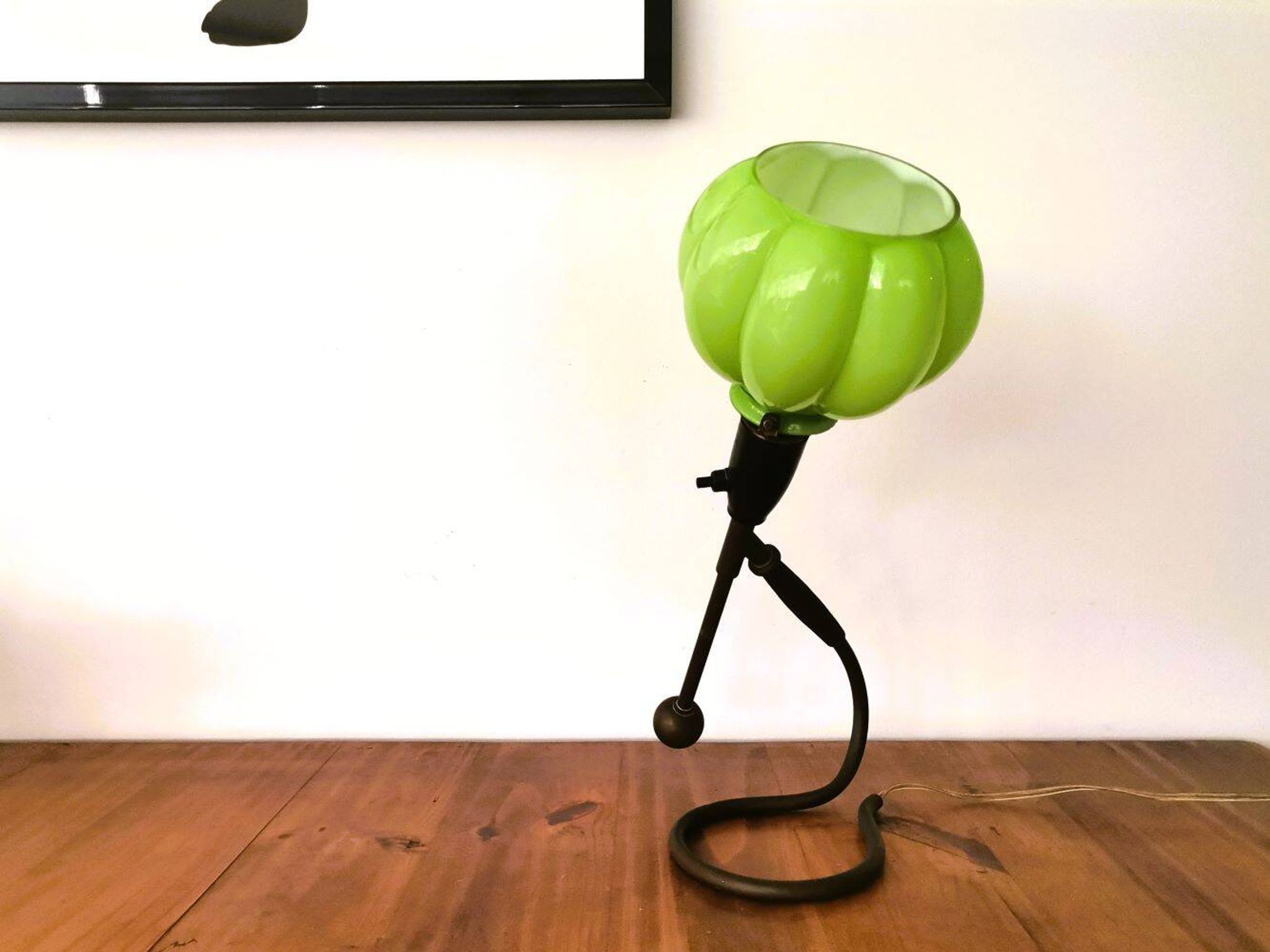 Lampe de table articulée moderniste en verre et laiton à boîtier vert