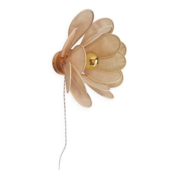 Applique murale fleur composée de pétales en rotin et tissu doré — Beyit