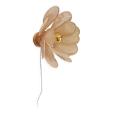 Applique murale fleur composée de pétales en rotin et tissu doré