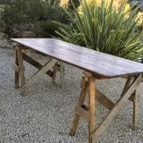 Table de ferme rustique patinée sur de lourds tréteaux