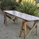 Table de ferme rustique patinée sur de lourds tréteaux