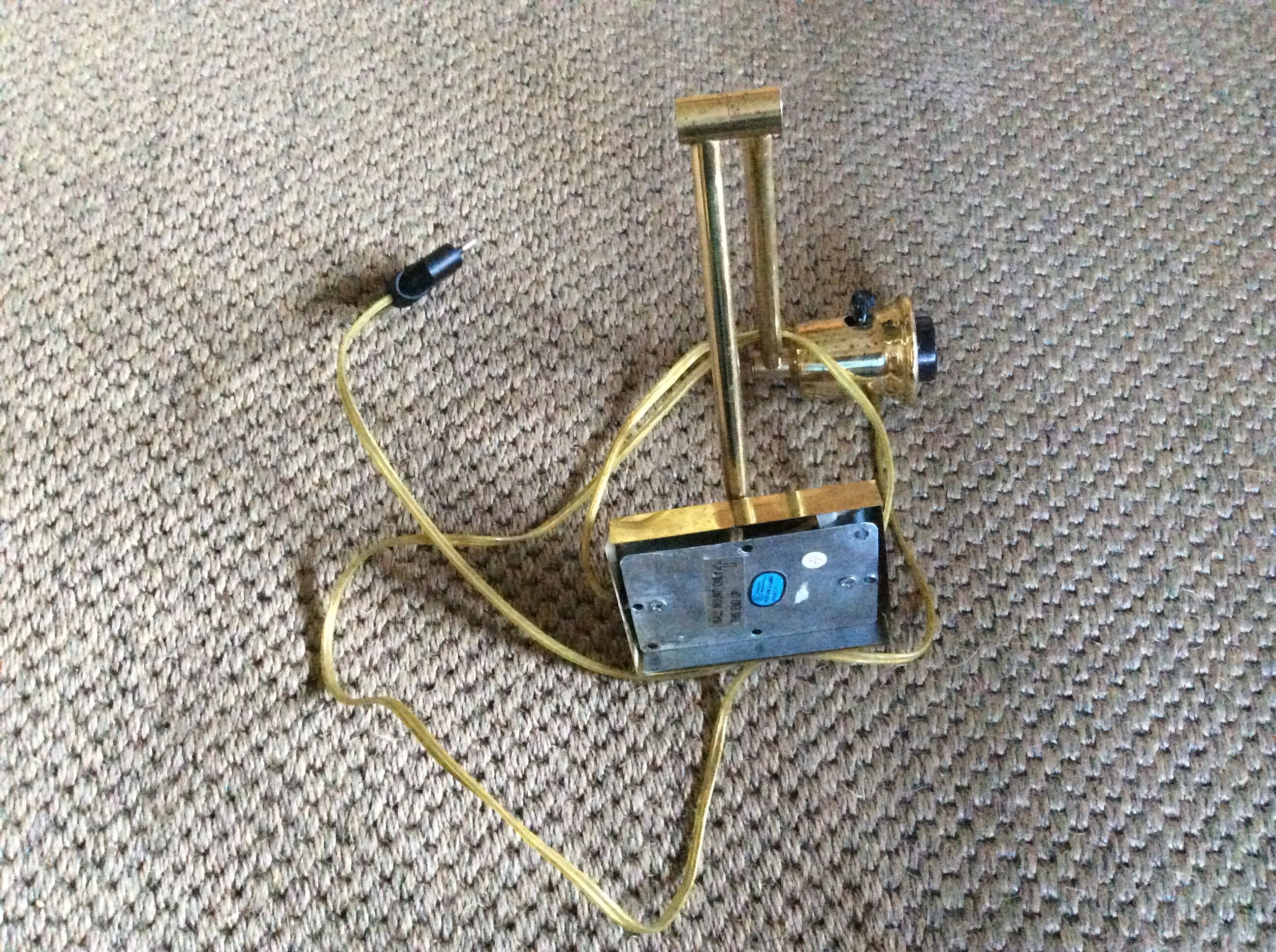 Wall lamp in gold metal