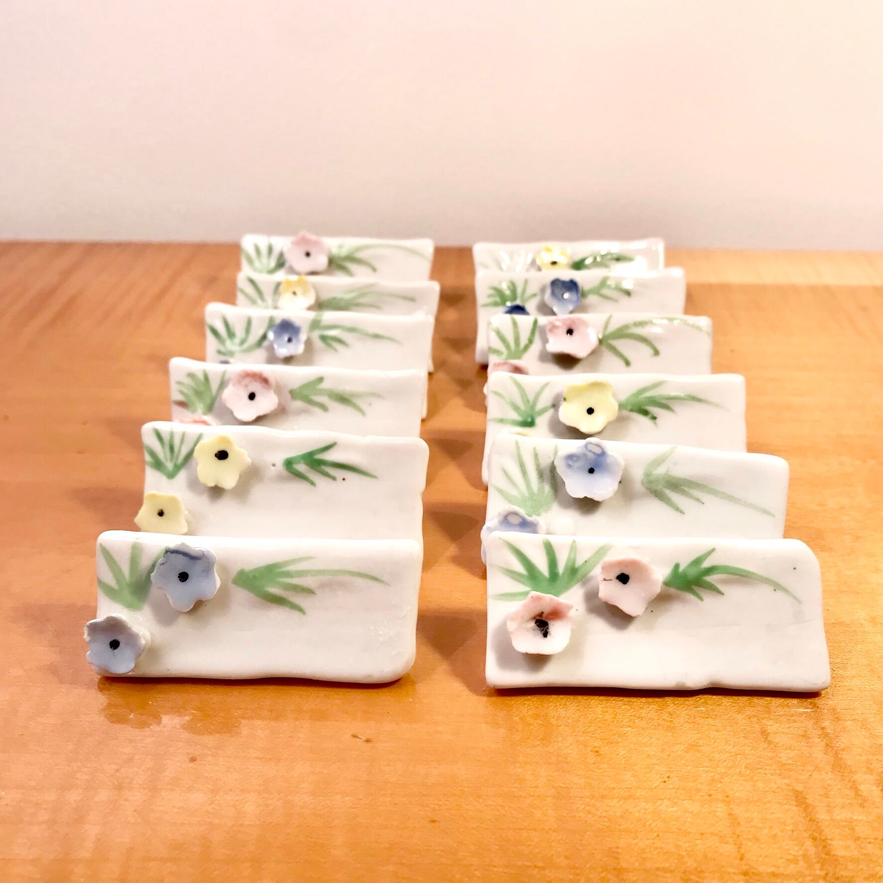 Set of 12 knife holders or porcelain table name holders