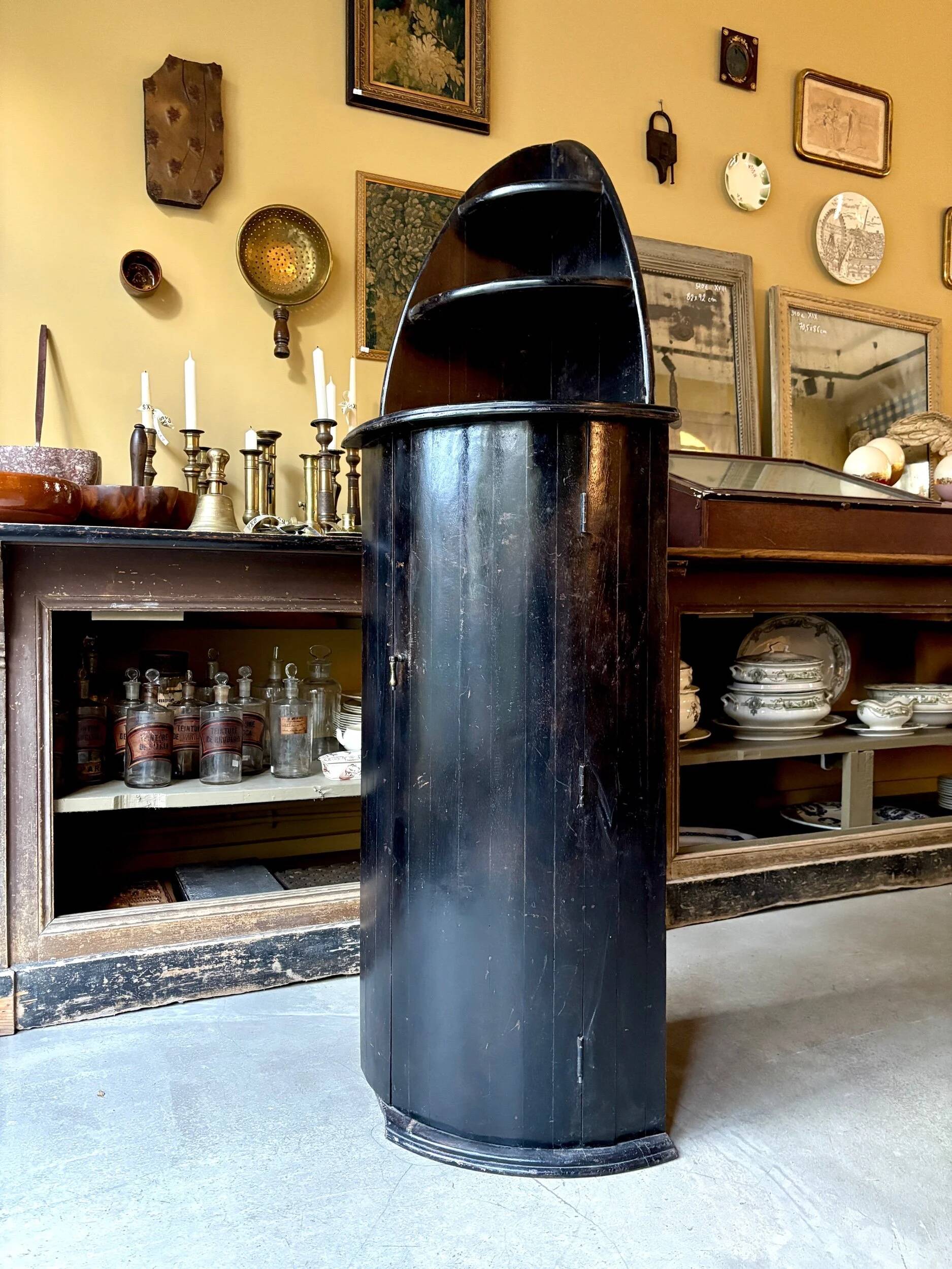English corner cabinet in blackened wood, 19th century.