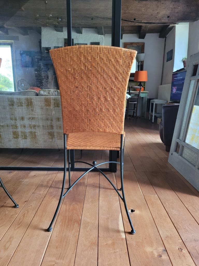 Glass and metal table and its 4 wicker chairs and glass Roche Bobois