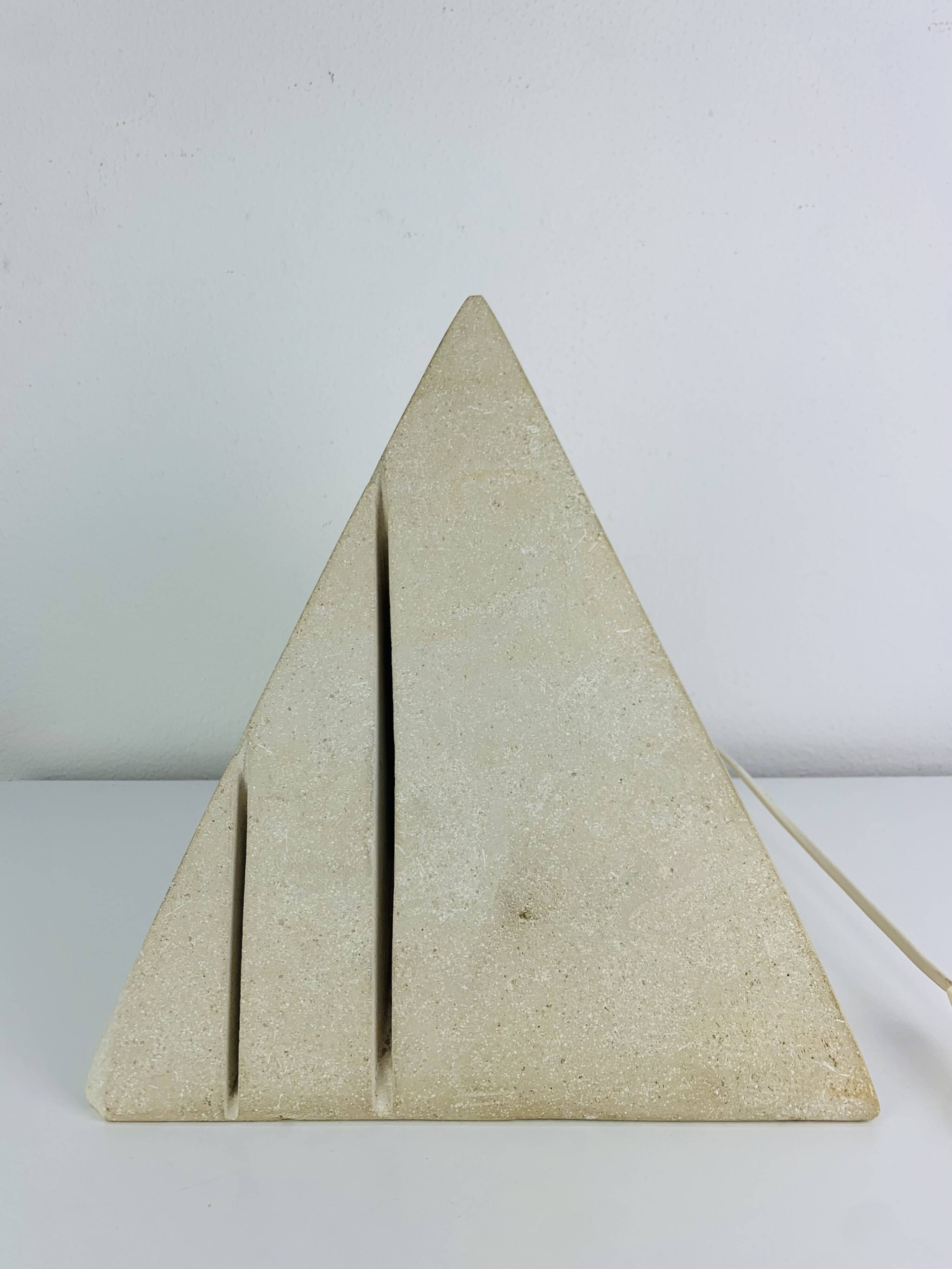 Lampe pyramide en pierre, années 70