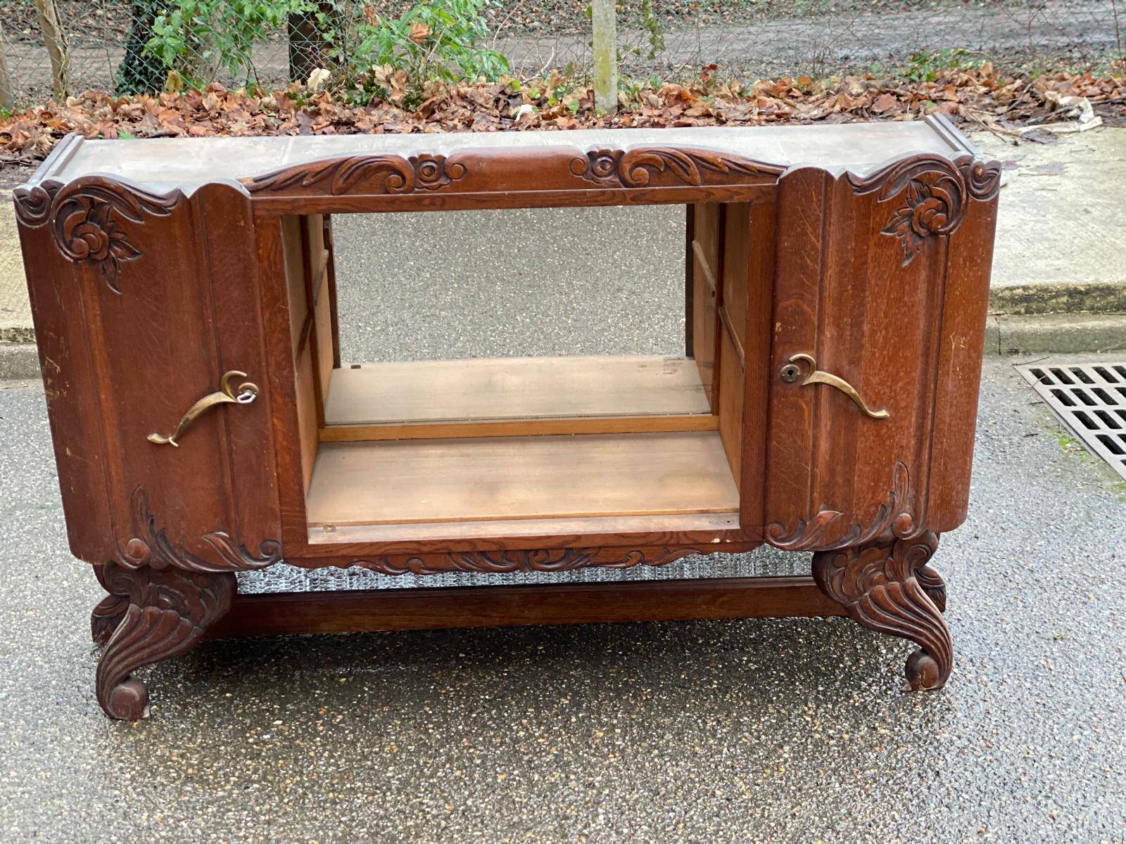 Art Deco sideboard in solid oak and glass from the 1940s.