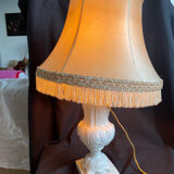 Lampe opaline, potiche blanche, abat-jour