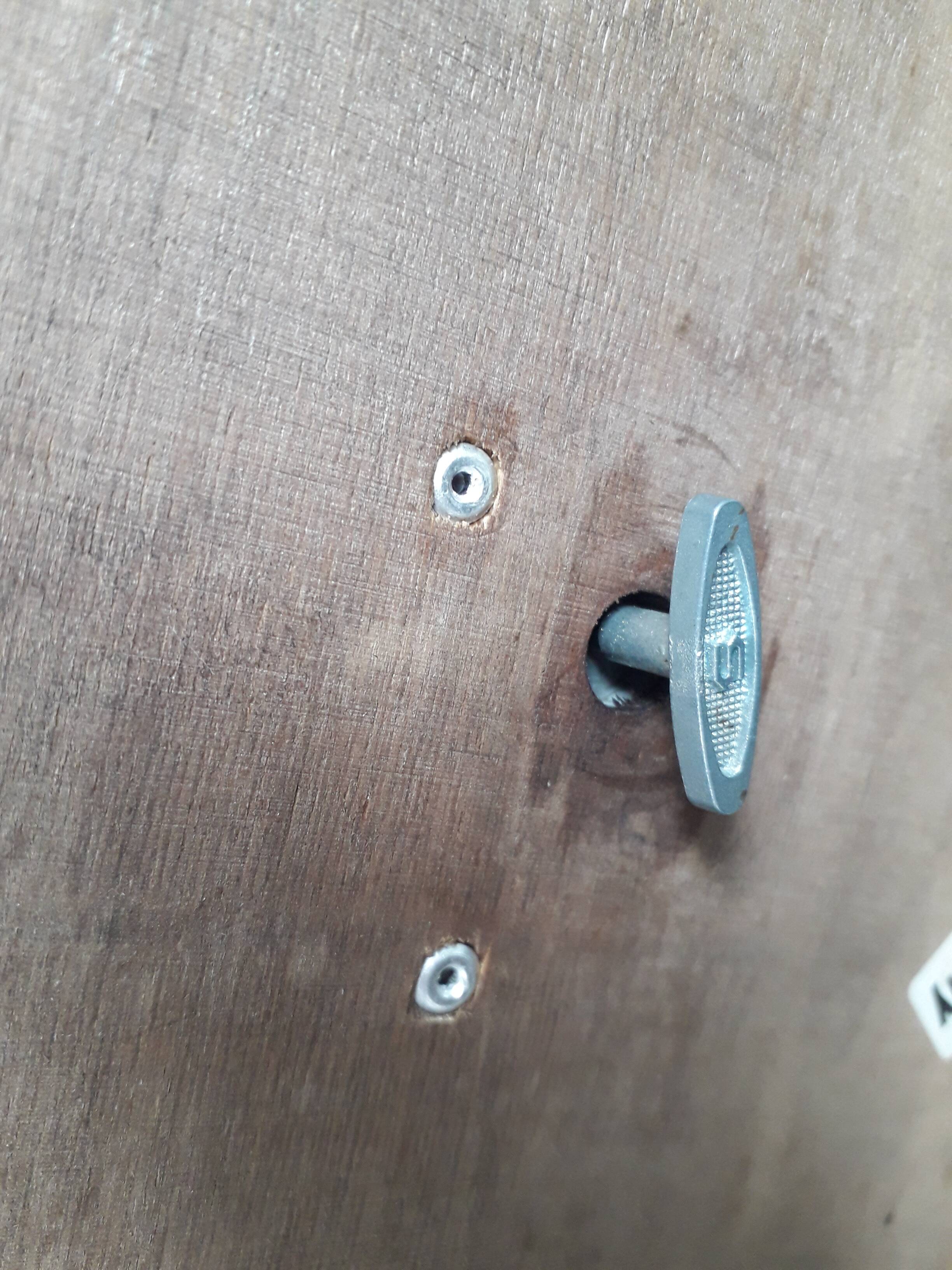 Vintage wooden and earthenware musical trivet (La vie en rose)