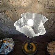 Lampe à poser pied laiton poisson et tulipe en verre drapée